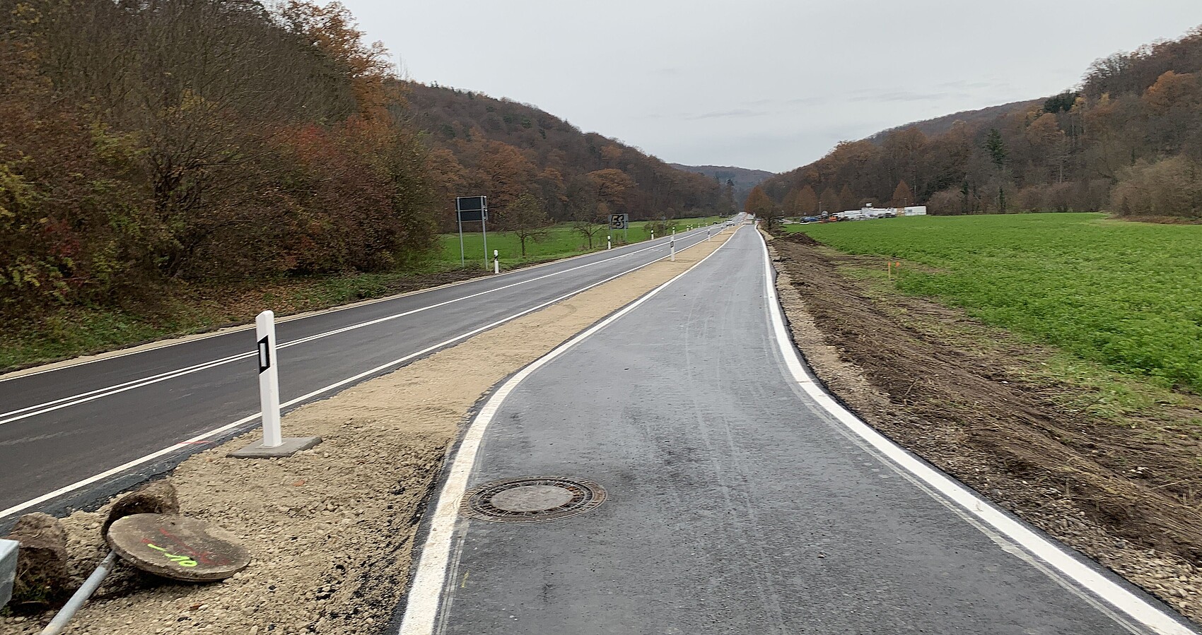 Das Bild zeigt die neu asphaltierte L 1208 zwischen Lustnau und Bebenhausen; Fahrbahnmarkierungen; der Mittel- und die Seitenstreifen befinden sich noch im Bau