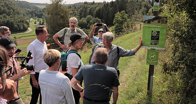 Das Foto zeigt Ministerin Thekla Walker im Gespräch mit Regierungspräsident Klaus Tappeser und Achim Nagel, Leitung Biosphärengebiet Schwäbische Alb