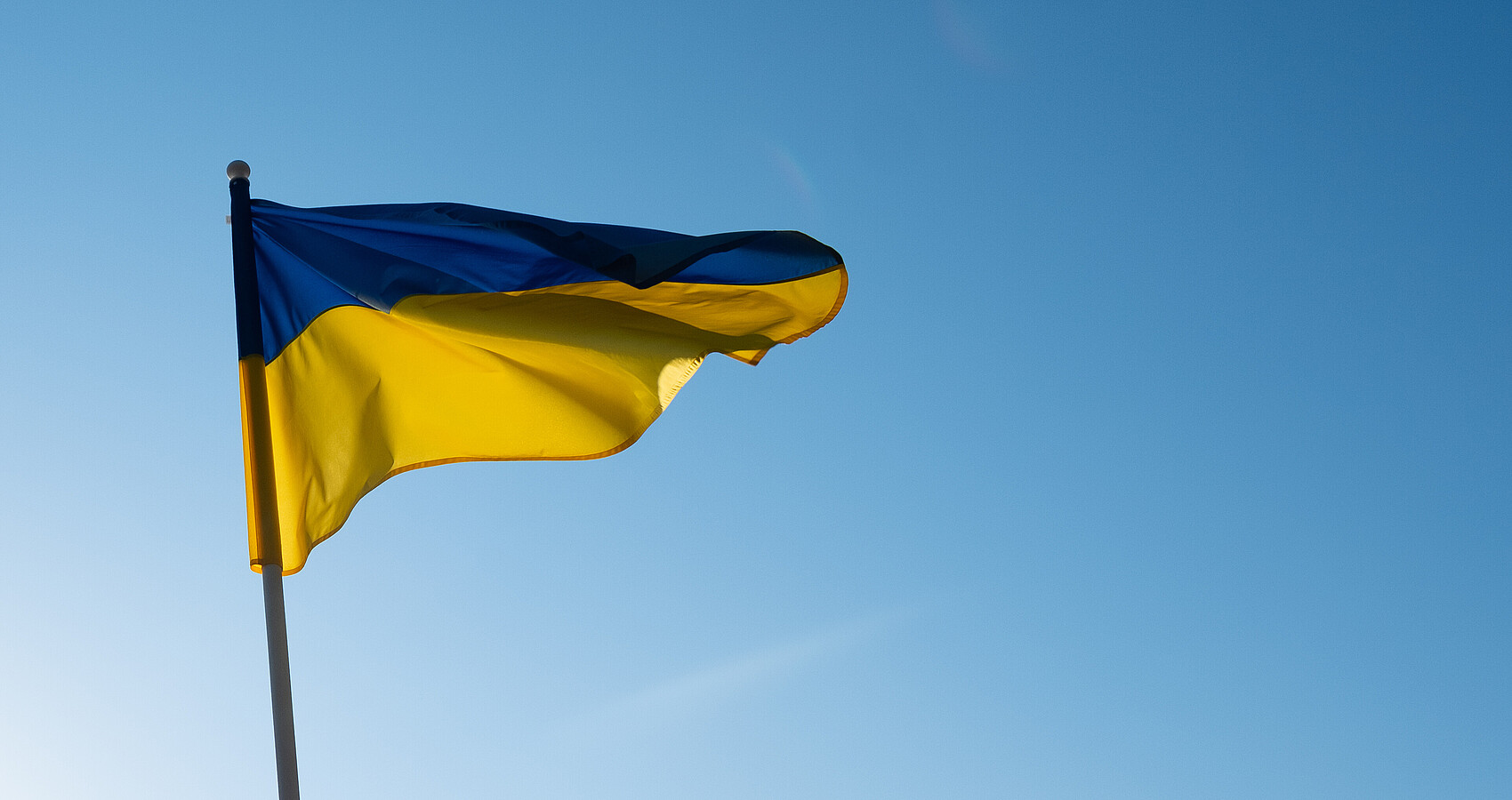Ukrainische Flagge vor blauem Himmel