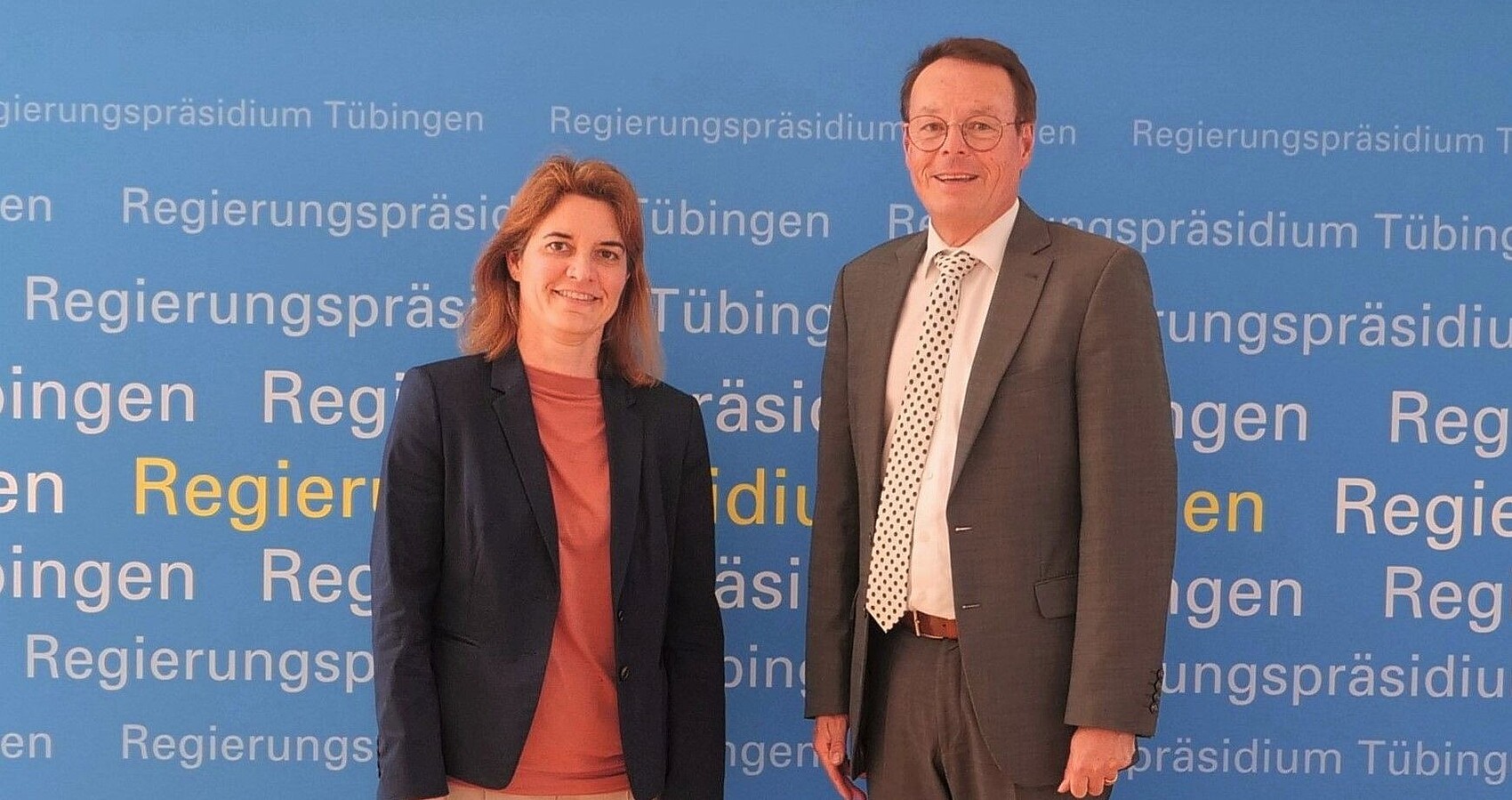 Das Foto zeigt Regierungspräsident Klaus Tappeser und Katrin Rochner vor einer Stellwand des RP Tübingen