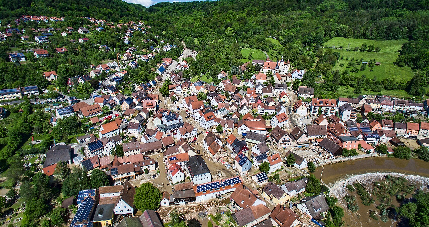 Bild zeigt Braunsbach von oben nach der Flut 2016