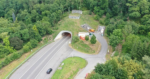 Auf diesem Bild sehen Sie den Blick auf das Westportal am Saukopftunnel aus der Luft.