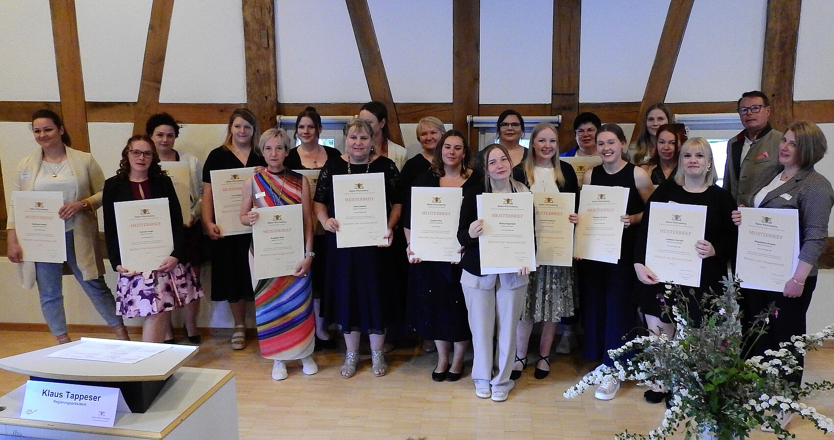 Das Foto zeigt die neuen Meisterinnen mit Regierungspräsident Klaus Tappeser. Alle Meisterinnen halten ihre Urkunde in der Hand
