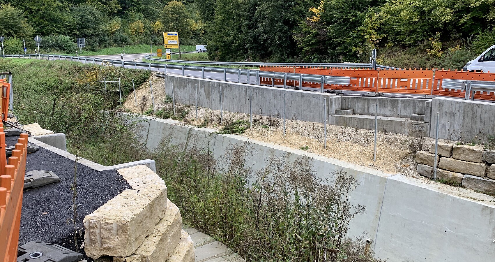 Das Bild zeigt die noch fehlende Radbrücke an der B 28