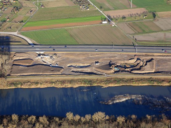 Baggerarbeiten am Fluss