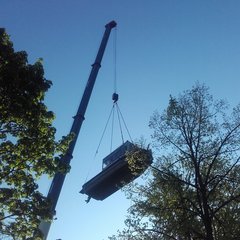 Peilboot wird in den Kleinen Walthersee gehoben