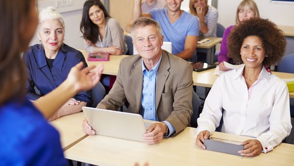 Lehrkräfte in der Weiterbildungsklasse mit Lehrer