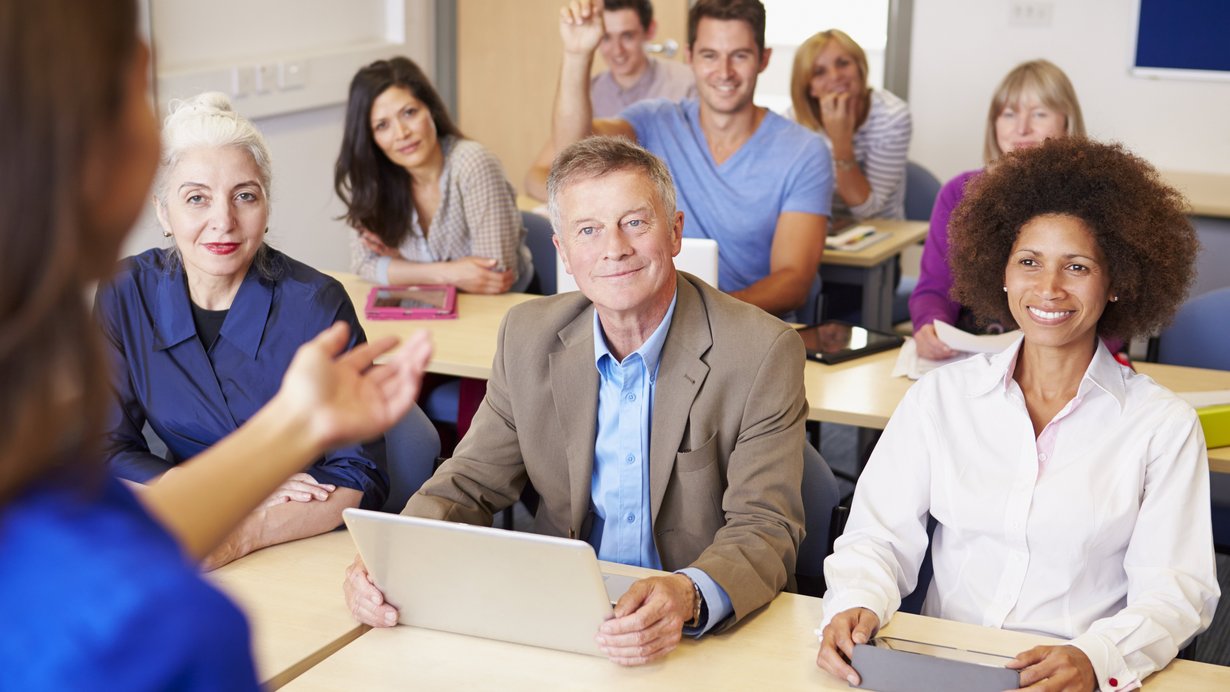 Lehrkräfte in der Weiterbildungsklasse mit Lehrer