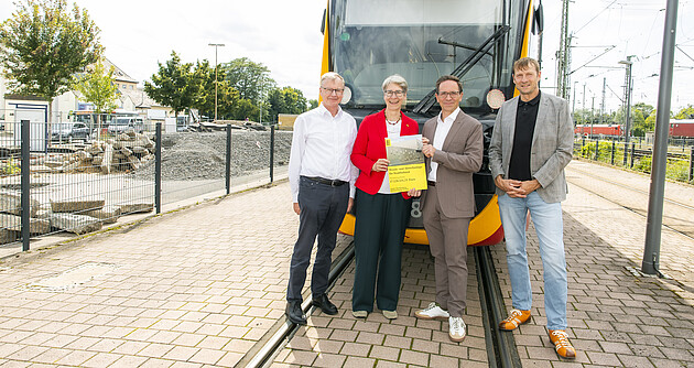 Staatssekretärin im Verkehrsministerium, Elke Zimmer, übergibt den Fördermittelbescheid in Höhe von 17,2 Millionen Euro an den technischen Geschäftsführer der AVG