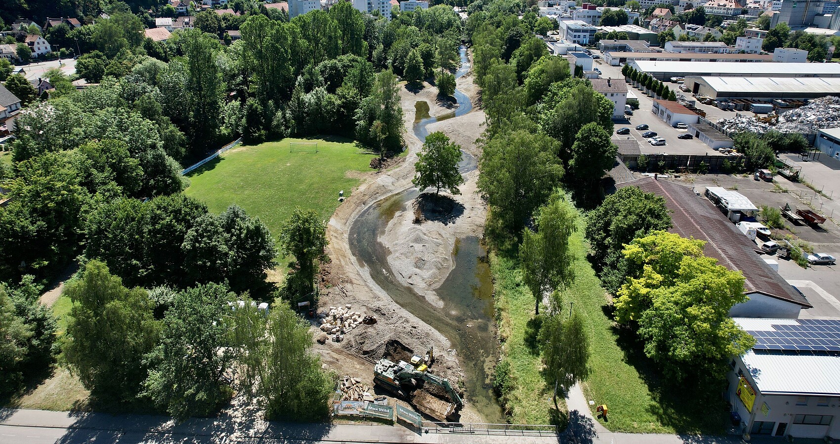 Das Foto zeigt den fast fertigen revitalisierten Abschnitt an der Riß in Biberach in einer Drohnenaufnahme. 