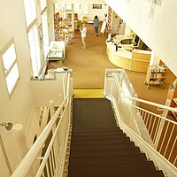 Blick vom 1. Obergeschoss in das Erdgeschoss mit Verbuchung und Lesecafé der Stadtbücherei Pfullingen