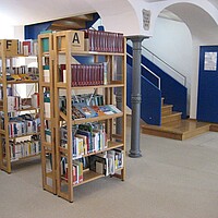 Untergeschoss mit Erwachsenenbereich in der Stadtbibliothek "Alte Schule" Sigmaringen