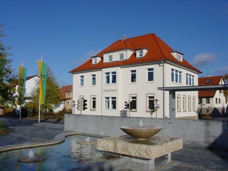 Bürgerhaus (ehemaliges Rathaus) mit der Gemeindebücherei Riederich im 1. Obergeschoss