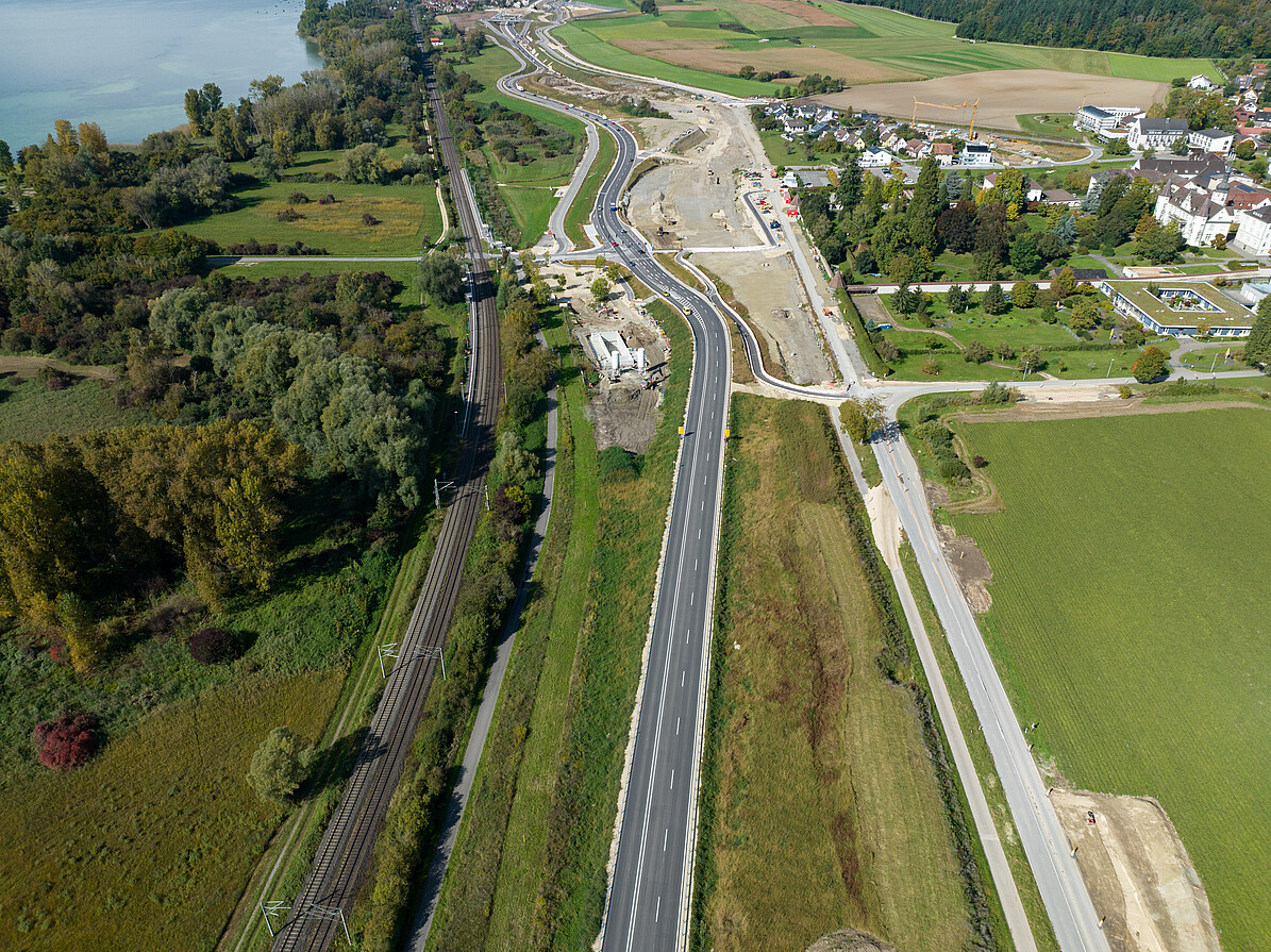 Luftbild der gesamten Baustelle: Das spätere Ostportal des Tunnel Hegne wird sich am unteren Bildrand befinden