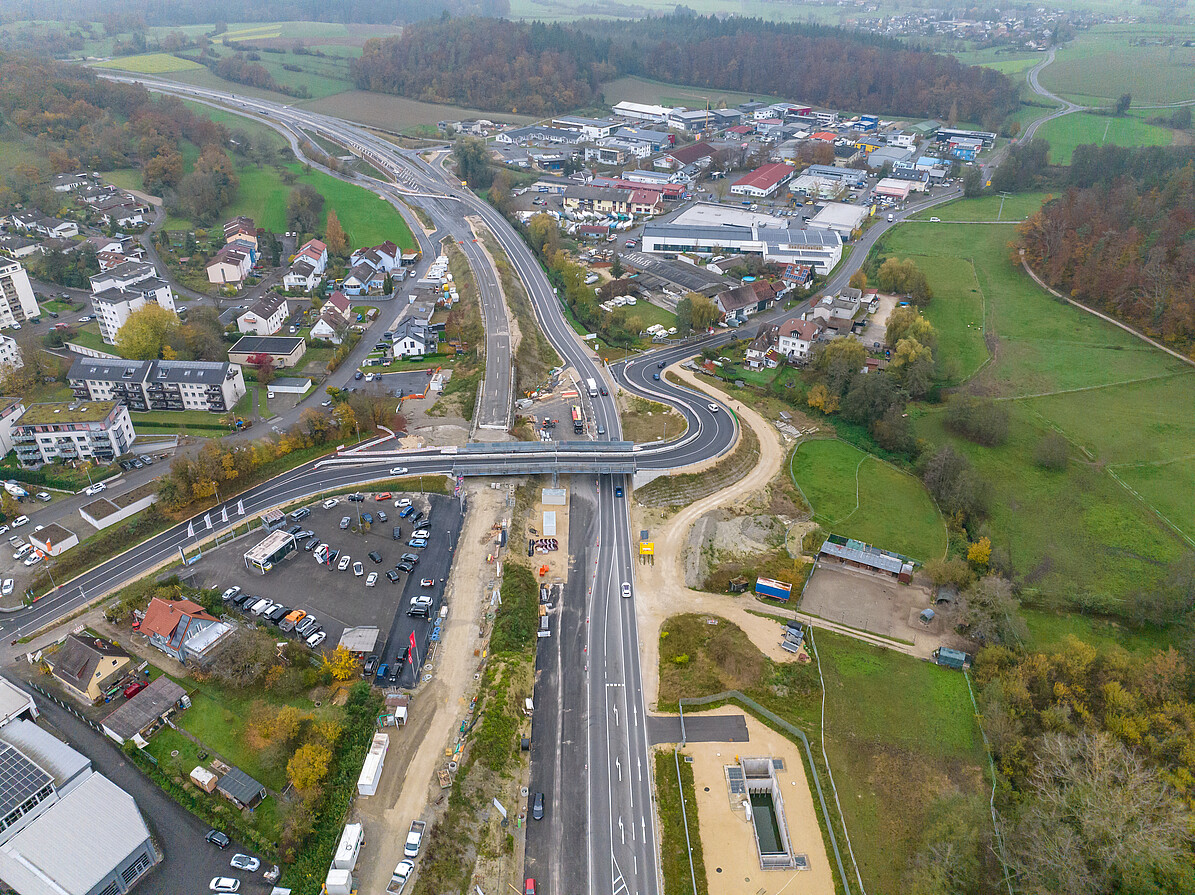 Rechts unten: Regenklärbecken; Mitte: Behelfsbrücke zwischen Kernort und Gewerbegebiet