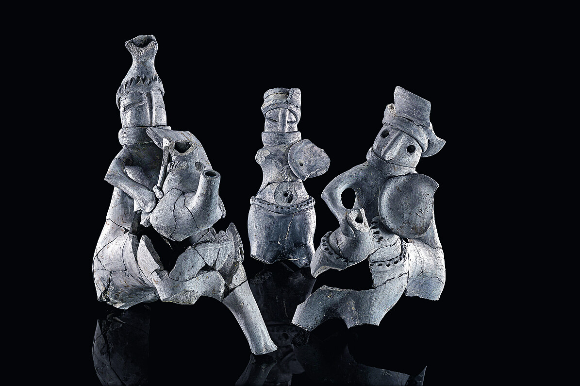 Auswahl von figürlichen Aquamanilen aus Keramik (13./14. Jahrhundert; Ulm, Olgastraße 121)