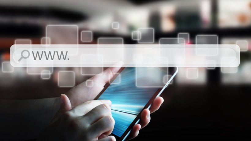Im Hintergrund ein Handy, im Vordergrund eine Zeile zur Eintragung einer Homepage