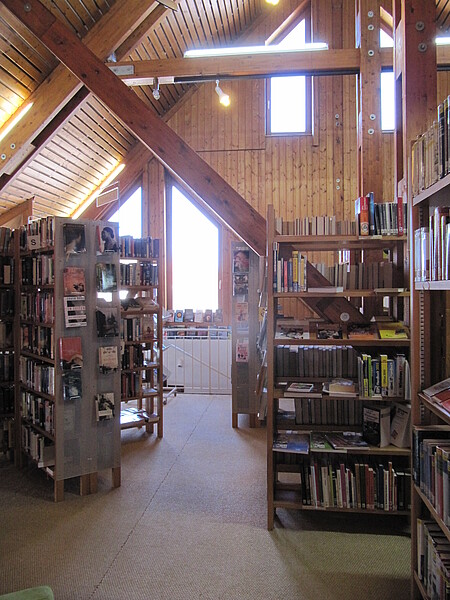 Innenbereich mit Holzregalen der Gemeindebücherei Bisingen in der Hohenzollernhalle