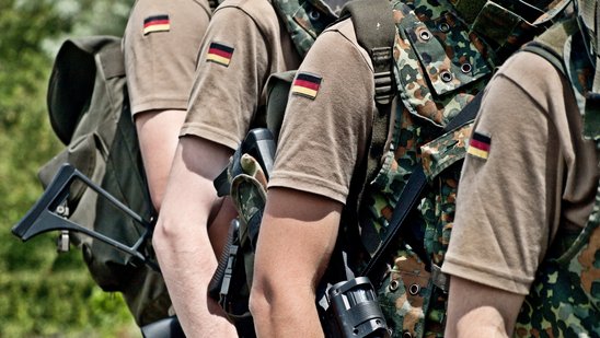 Ärme von vier Soldaten, die nebeneinander stehen