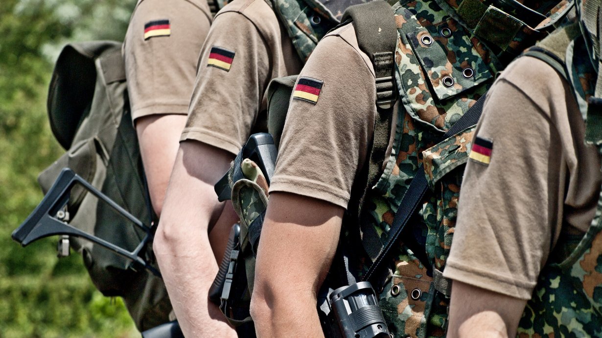 Ärme von vier Soldaten, die nebeneinander stehen