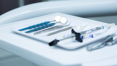 Zahnarztbesteck auf Ablage