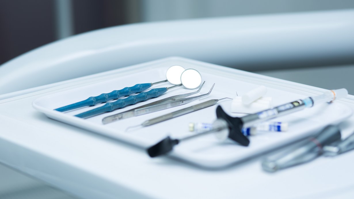 Zahnarztbesteck auf Ablage