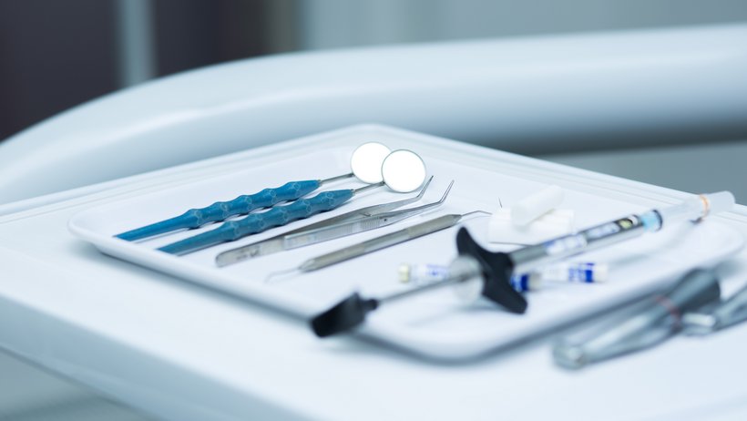Zahnarztbesteck auf Ablage