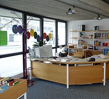 Thekenbereich der Gemeinde- und Schulbücherei Horgenzell im Gebäude der Gemeinschaftsschule
