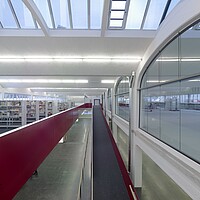 Barrierefreier Zugang über eine lange Rampe zur Stadtbücherei Mössingen in der Tonnenhalle
