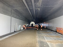 Asphaltarbeiten in einem Tunnel