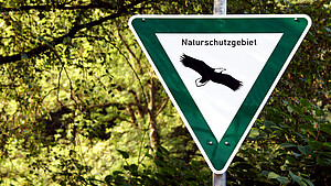 Schild mit der Aufschrift Naturschutzgebiet