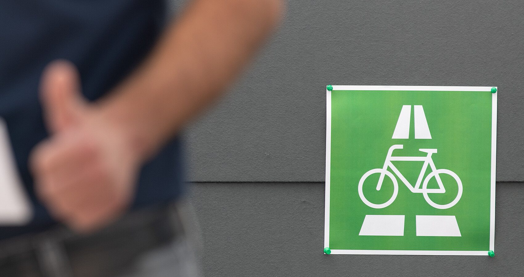 Logo des Radschnellwegs zeigt ein weißes Fahrrad auf grünem Hintergrund