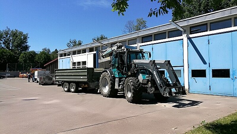 Bild zeigt Betriebshof Ravensburg Traktor und Mitarbeiter