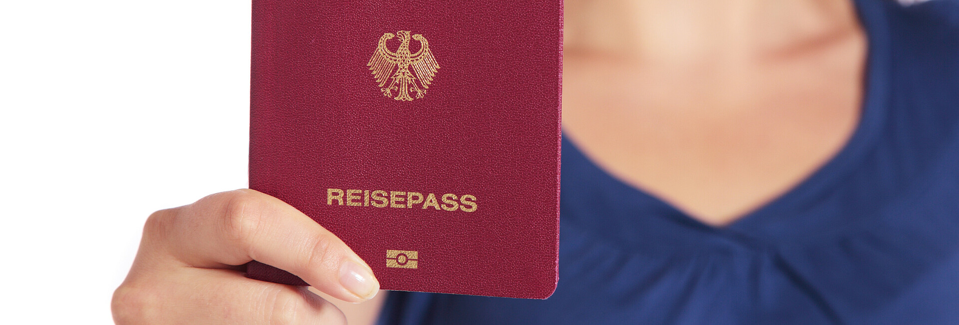 Frau hält deutschen Reisepass in der Hand