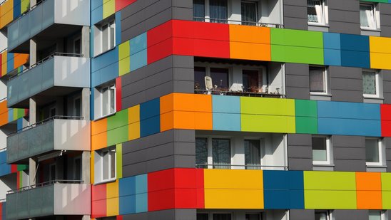 Saniertes Hochhaus mit bunten Balkonen