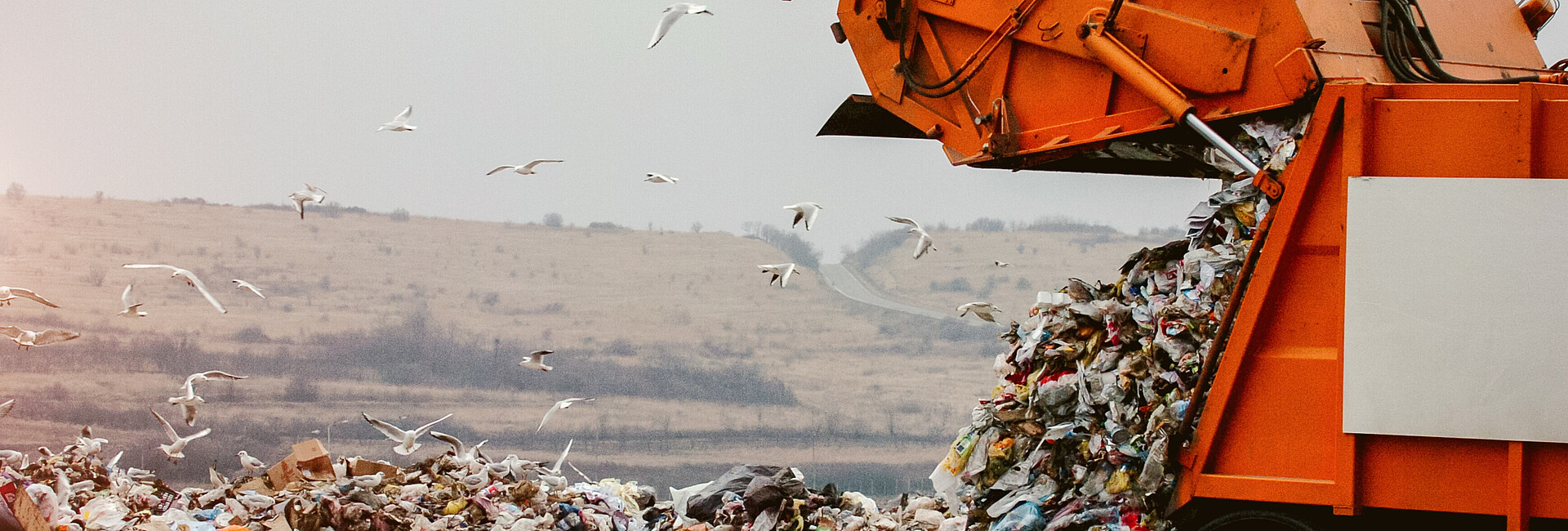 Müllwagen bringt Abfall zur Deponie