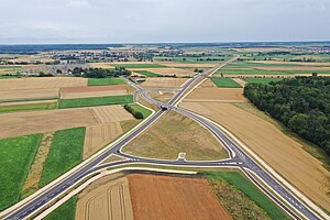Luftbild einer Straßenkreuzung mit einer Brücke und Auffahrtsrampen
