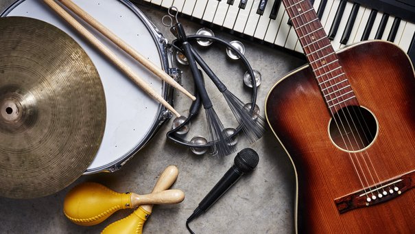 Mehrere Musikinstrumente liegen auf dem Boden