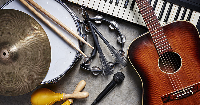 Mehrere Musikinstrumente liegen auf dem Boden