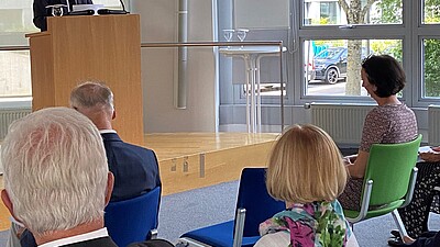 Konrad Epple MdL, Vorsitzender des Arbeitskreises Heimatpflege, eröffnet die Veranstaltung und begrüßt alle Gäste – inklusive der Personen, die für ihre Verdienste in der Heimatpflege im Regierungsbezirk Stuttgart 2023 geehrt werden.