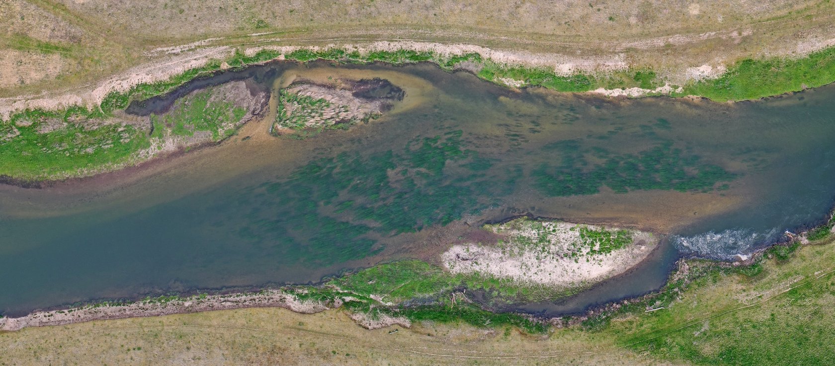 Ein renaturierter Abschnitt der Donau aus der Vogelperspektive. Zu erkennen sind fließgewässertypische Sohl- und Uferstrukturen.