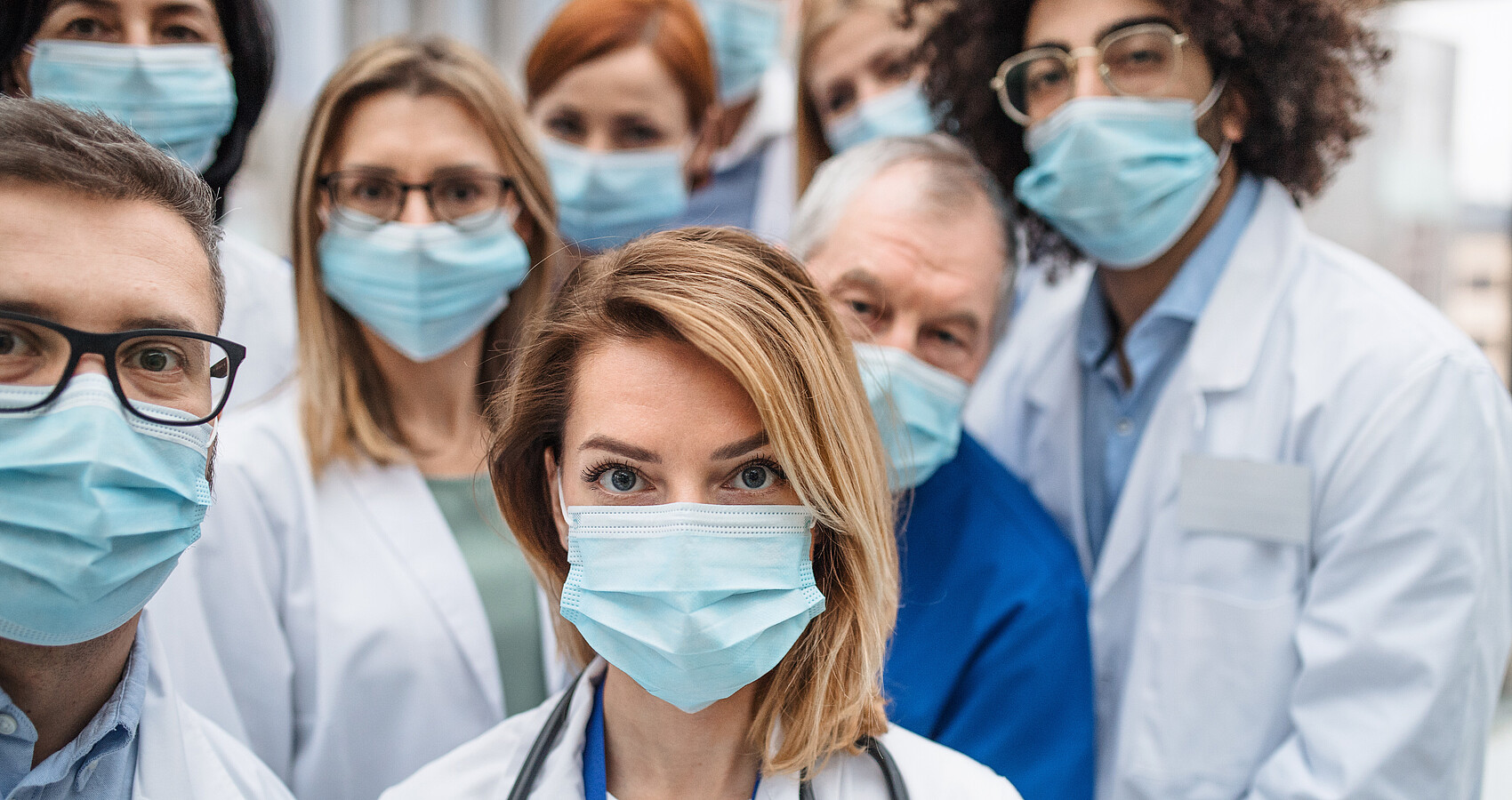 Symbolbild Medizinisches Personal - Menschengruppe mit Schutzmasken