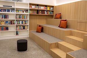 Stadtbibliothek Laupheim - Lesetreppe im Kinderbereich