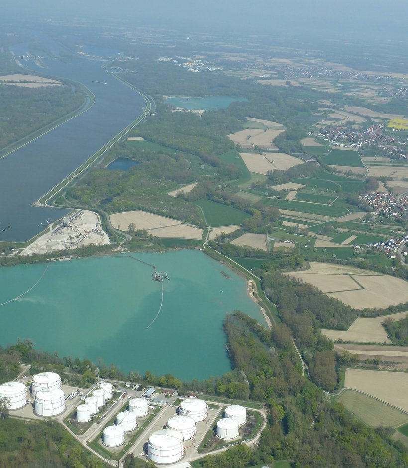 Luftbild des RHR Freistett mit Tanklager und Kiessee Honau