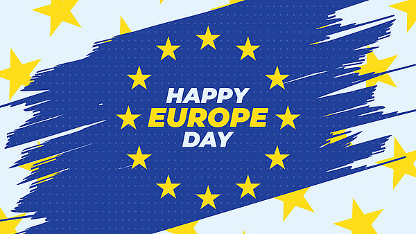 Auf blauem Hintergrund umgeben von einem gelben Sternenkreis steht „HAPPY EUROPE DAY“. Am Rand des Bildes sind etwas größere, gelbe Sterne zu sehen. 