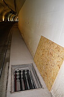 Die Kabel führen durch den gesamten Tunnel