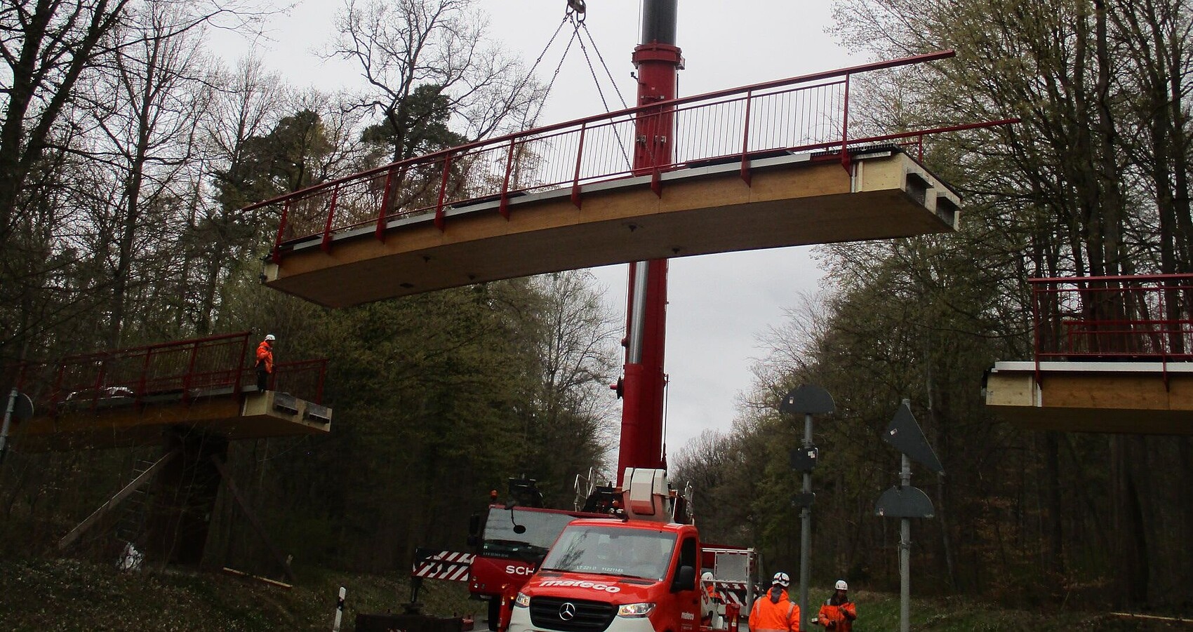 Einhub der neuen Holzbrücke im Zuge des Wellingwegs ("Vesperbrückle")