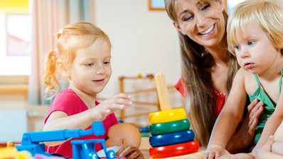 Kinder in der Kindergartengrupp lernen und spielen