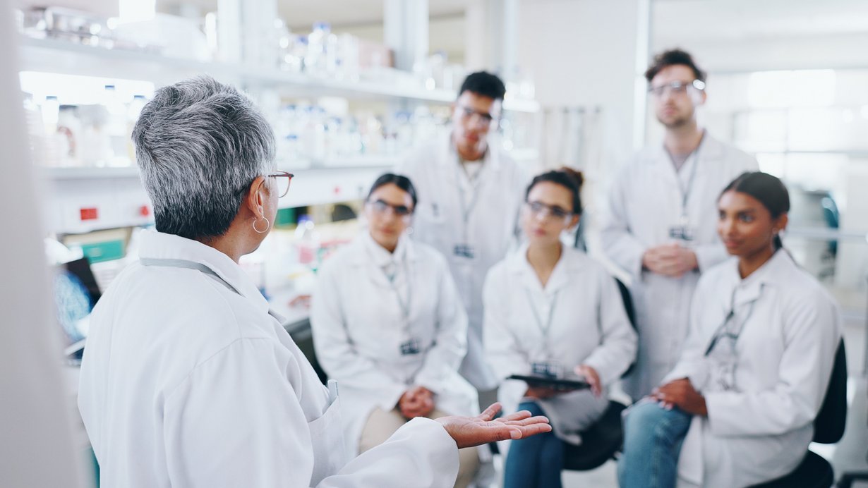 Bild zeigt ein Labor, wo eine Gruppe Pharmaziestudierender eine Unterweisung erhält