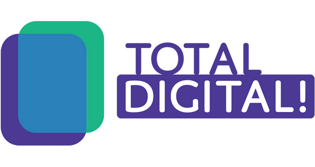 Links sind ein blaues und grünes Viereck mit abgerundeten Ecken, rechts daneben steht der Text "Total digital!"